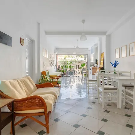 Hasta La Vista Hostel *